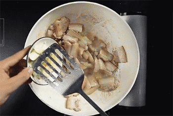 【老干妈千张结烧肉】下入大料