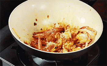 【梭子蟹炒年糕】加入年糕