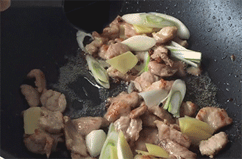 【沂蒙农家小炒肉】加入老抽