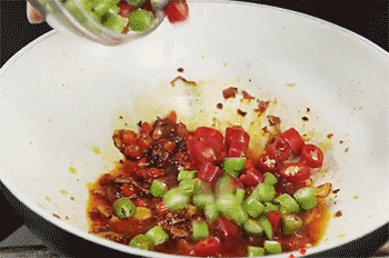 【干锅牛蛙】下入小青红椒段