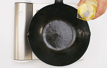 【葱香豆豉蒸扇贝】倒油