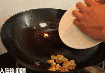 【蒜烧肚条】放入葱姜蒜