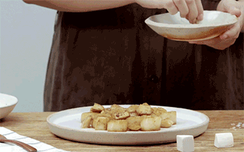 【杏鲍菇煎烤元贝】撒调料粉