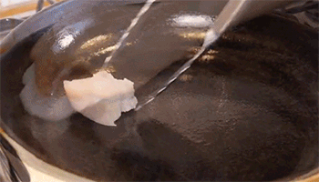 【砂锅红烧肉】放入五花肉