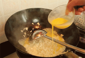 【鸡刨豆腐】倒入鸡蛋