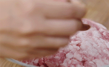 【六月黄毛豆蒸肉饼】放调料