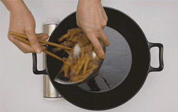 【豉汁蒸凤爪】炸