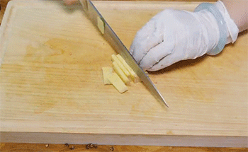 【鲜虾羊肉砂锅】生姜