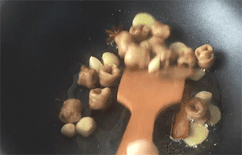 【九转肥肠】翻炒