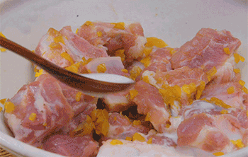 【酸梅蒸排骨】加一点水淀粉