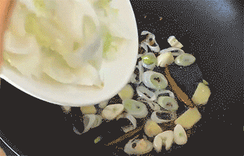 【醋溜白菜】放入白菜