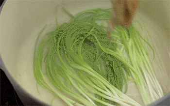 【葱烧大排】焖煮