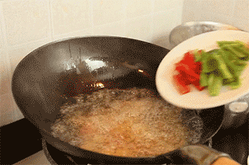 【蒜烧肚条】倒入青红椒