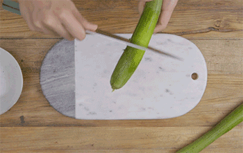 【丝瓜毛豆炒老油条】去皮