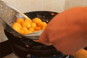 【拔丝苹果】倒入苹果