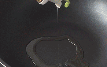 【沂蒙农家小炒肉】放入肉片