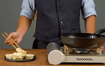 【臭豆腐肥肠煲】煎