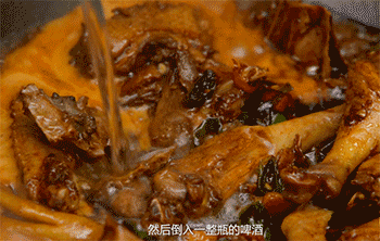 【土豆啤酒鸭】倒入啤酒