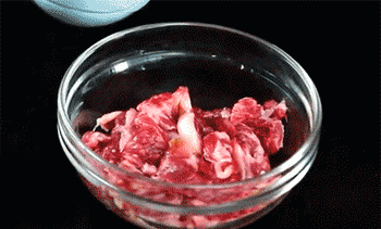 【嫩牛炒乌冬面】加调料