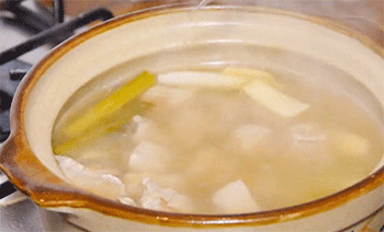 【鲜虾羊肉砂锅】捞出葱