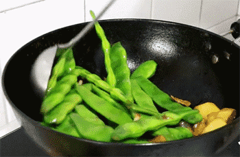 【土豆焖豆角】翻炒