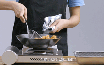 【丝瓜毛豆炒老油条】盛出