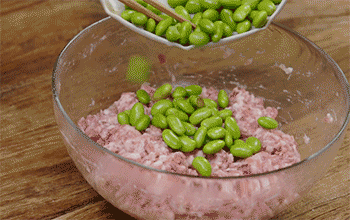 【六月黄毛豆蒸肉饼】毛豆放入肉糜