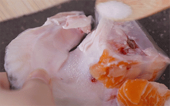 【三文鱼头汤】调味