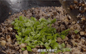 【黑三剁】放入青椒丁
