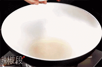 【嫩牛炒乌冬面】放入蔬菜