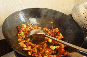 【干锅鸡】放入青红椒