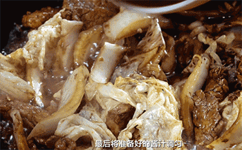 【醋溜白菜里脊肉】倒入酱汁
