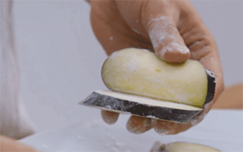 【炸茄盒】抹淀粉