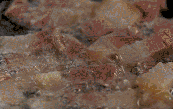 【咸肉雪菜炒蚕豆】倒入葱白，蚕豆