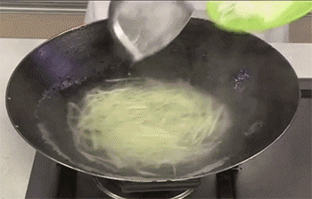 【洋葱土豆饼】焯煮