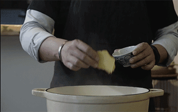 【姜汁焖番鸭】放入姜片