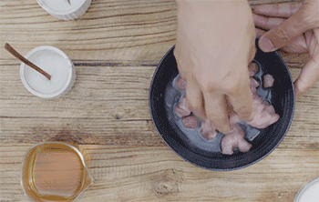 【酱瓜肉丁炒毛豆】抓匀