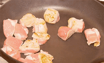 【鲜虾羊肉砂锅】倒入羊肉