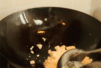 【鸡刨豆腐】翻炒