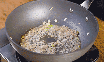 【黄豆肉末炒咸菜】倒入黄豆