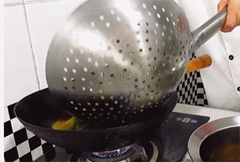 【地三鲜】放入食材