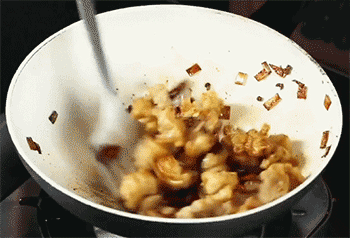 【干煸肥肠】翻炒