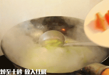 【清炒苦瓜】放入红椒