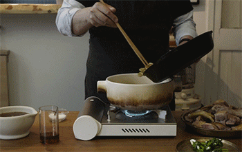 【姜汁焖番鸭】倒入鸭肉