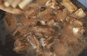 【家常版糖醋排骨】放入香料