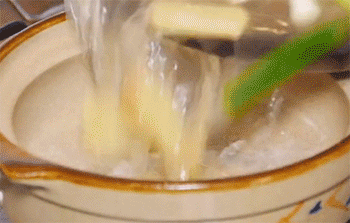 【鲜虾羊肉砂锅】倒入砂锅