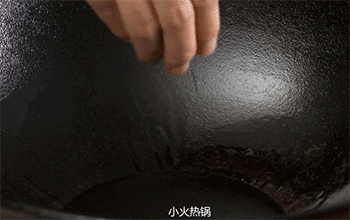 【手撕椒麻鸡】放入花椒