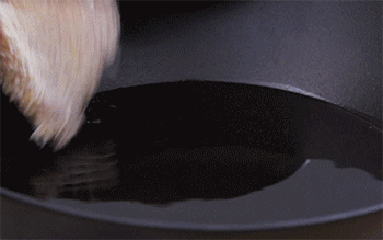 【流心炸猪排】放入猪排