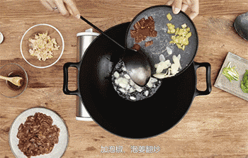 【泡椒鸡杂】放入鸡杂