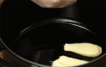 【无水葱油鸡】爆香